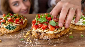 Depuis que j’ai mis ce mélange improbable sur mes tartines grillées, mes toasts d’apéro passent au placard
